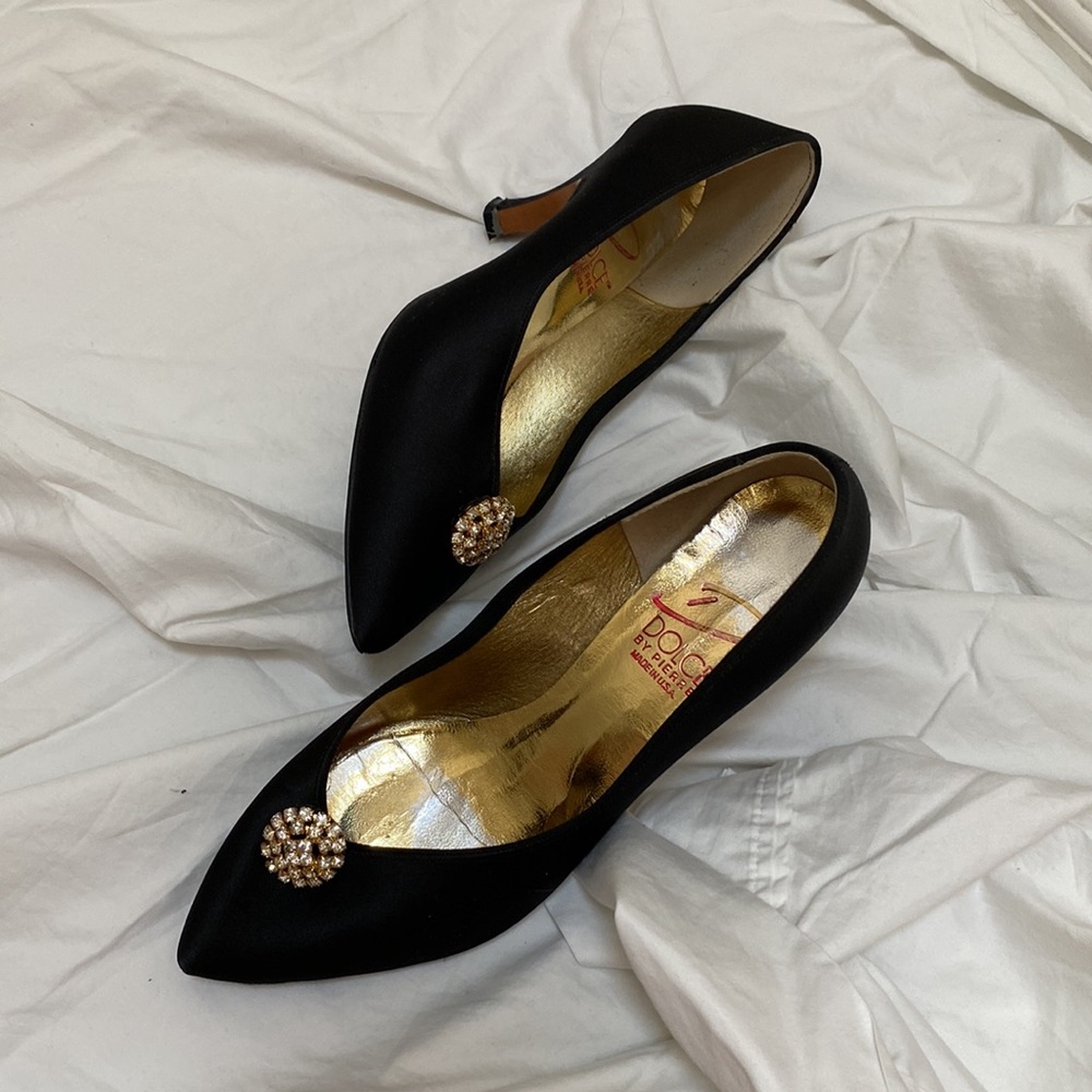 Dolce by Pierre Women’s vintage satin closed-toe heel. Size 7.